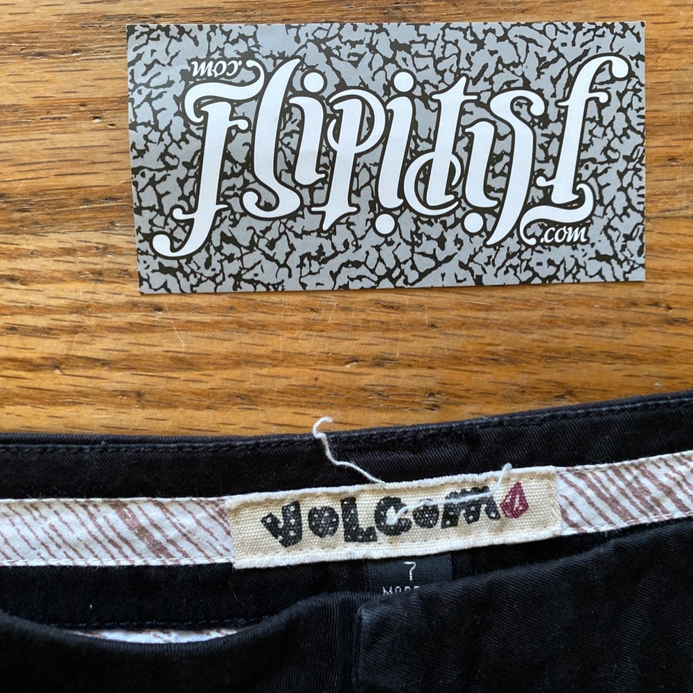 VINTAGE VOLCOM BLACK SHORTS SIZE 7 - Picture 2 of 3